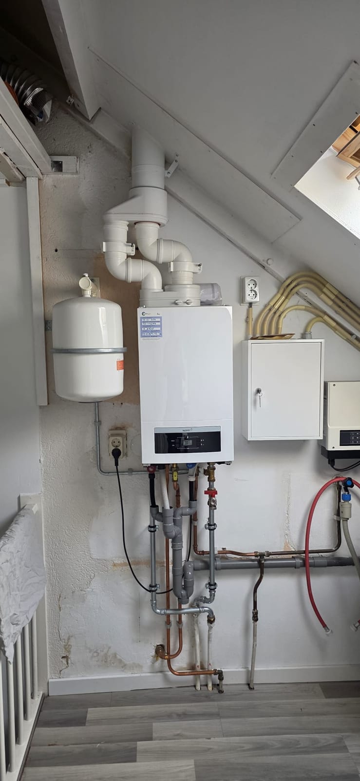CV-ketel op zolder met expansievat — Rawza Installatiebedrijf